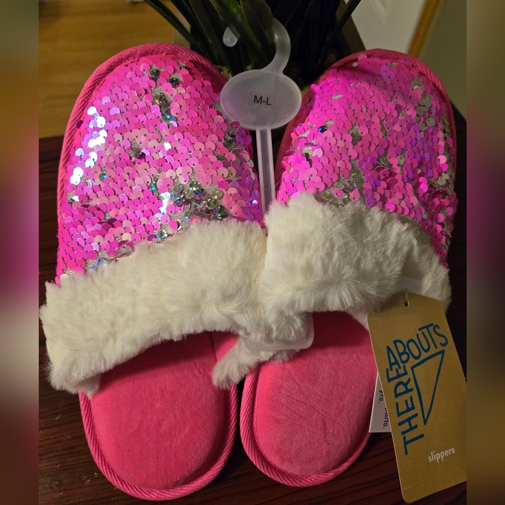 Girls Thereabout slippers sz M-L Bright Pink Shine